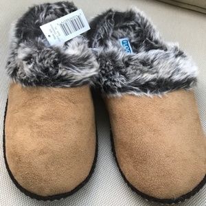 Slippers Memory foam fuzzy rubber soles New 11/12